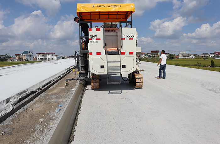 Modification of grass-planting shoulder of Suhuai-Yanshan Expressway